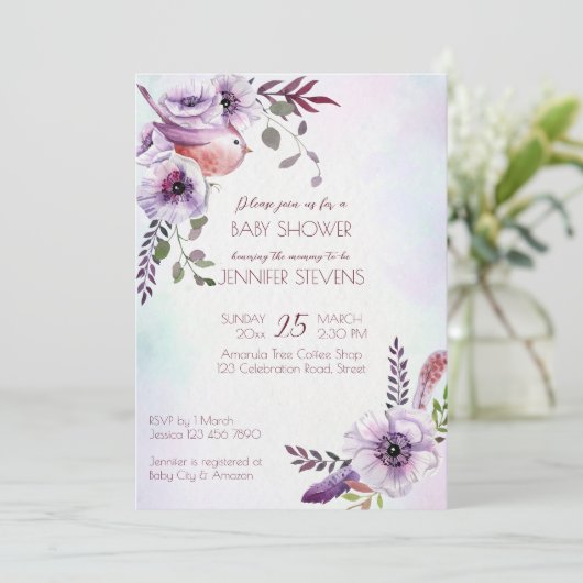 Lila burgundy lila Blume mit Vogelfedern Einladung (Stehend Vorderseite)