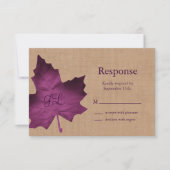 Lila Burlap Mit Monogramm UAWG RSVP Karte (Vorderseite)