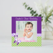 Lila Butterfly Green Polka Dot Birthday Foto Einladung (Stehend Vorderseite)