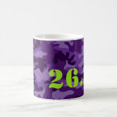 Lila Camouflage 26.2 Marathon Laufsport Kaffeetasse (Mittel)