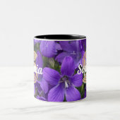 Lila Campanula-Blume Mit Monogramm Zweifarbige Tasse (Mittel)