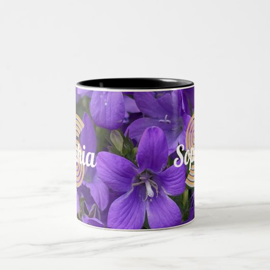 Lila Campanula-Blume Mit Monogramm Zweifarbige Tasse (Mittel)