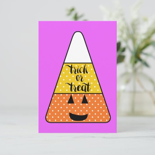 Lila Candy Corn Trick oder Treat Halloween Karte (Stehend Vorderseite)