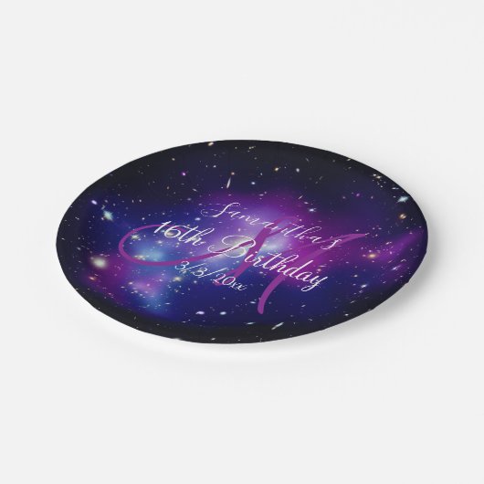 Lila Celestial Monogram Birthday Pappteller (Schrägansicht)
