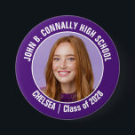 Lila Chereleader Foto High School Spirit Button<br><div class="desc">Dieses coole,  kundenspezifische Highschool Cheerleader Foto Geschenk zeigt eine weiße Typografie Ihres Teams und Spielernamen auf einem lila Knopf. Personalisieren Sie sich mit dem Foto Ihres Schülers und das Klassenzjahr als stolze,  aufregende Eltern. Eine Mutter und ein Vater können diese Knöpfe für den Wettbewerb und Spiele tragen.</div>