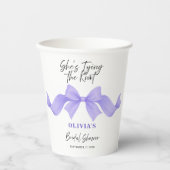 Lila Chic Bow Sie bindet den Knoten Brautparty Pappbecher (Vorderseite)