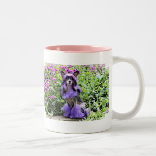 Lila chinesischer Hund mit Haube in den rosa Zweifarbige Tasse