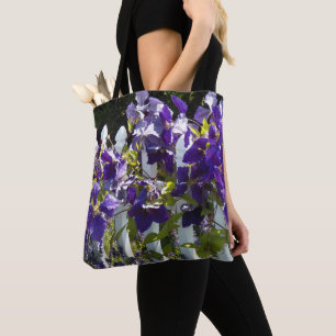 Lila Clematien auf weißer Zaun Tasche
