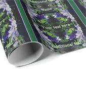 Lila Clematien auf Zaun bei Sonnenlicht Personalis Geschenkpapier (Rolleneckpunkt)