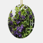Lila Clematis auf einem Trellis Keramikornament (Rechts)