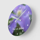 Lila Clematis-Blume Personalisiert Runde Wanduhr (Winkel)