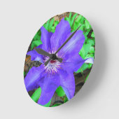 Lila Clematis-Blume Runde Wanduhr (Winkel)