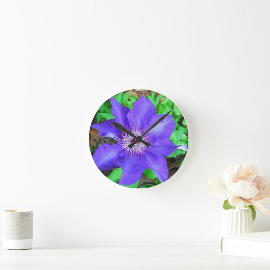 Lila Clematis-Blume Runde Wanduhr (Zuhause)