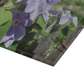 Lila Clematis-Blume zur Zaunnatur Schneidebrett (Ecke)