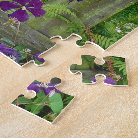 Lila Clematis-Blumen auf hölzernem Zaun Puzzle (Seite)