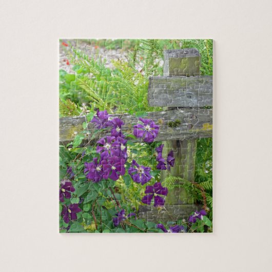Lila Clematis-Blumen auf hölzernem Zaun Puzzle (Vertikal)
