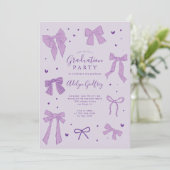 Lila Coquette Bow Graduation Party Einladung (Stehend Vorderseite)