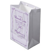 Lila Coquette Bow Pastel Baby Dusche Gefallen Mittlere Geschenktüte (Vorderseite Schrägansicht)