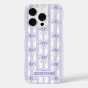 Lila Coquette-Schleifen auf gestreifter Monogramm- iPhone 16 Pro Hülle