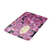 Lila Cosmos-Blume-Design auf schwarzem Hintergrund Badematte (Schrägansicht)