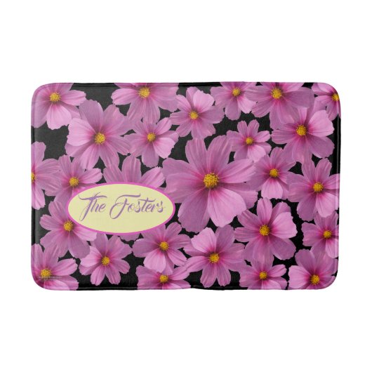 Lila Cosmos-Blume-Design auf schwarzem Hintergrund Badematte (Vorderseite)