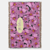 Lila Cosmos-Blume-Design auf schwarzem Hintergrund Decke (Vorderseite Vertikal)