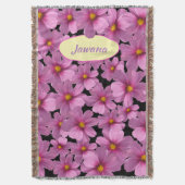 Lila Cosmos-Blume-Design auf schwarzem Hintergrund Decke (Vorderseite Vertikal)