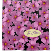 Lila Cosmos-Blume-Design auf schwarzem Hintergrund Duschvorhang (Vorderseite)