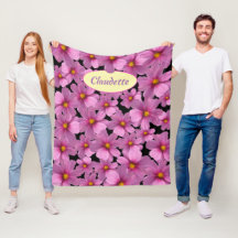 Lila Cosmos-Blume-Design auf schwarzem Hintergrund