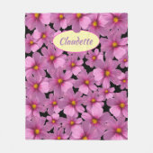 Lila Cosmos-Blume-Design auf schwarzem Hintergrund Fleecedecke (Vorderseite)