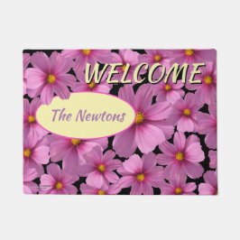 Lila Cosmos-Blume-Design auf schwarzem Hintergrund Fußmatte