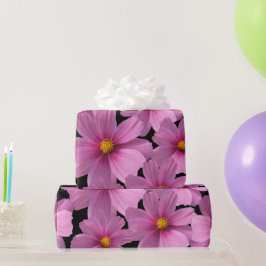 Lila Cosmos-Blume-Design auf schwarzem Hintergrund Geschenkpapier