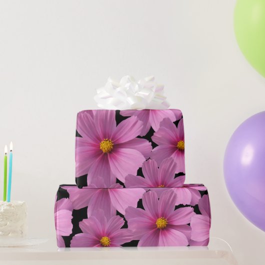 Lila Cosmos-Blume-Design auf schwarzem Hintergrund Geschenkpapier (Partygeschenke)