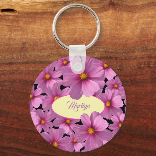 Lila Cosmos-Blume-Design auf schwarzem Hintergrund Schlüsselanhänger (Vorderseite)