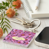 Lila Cosmos-Blume-Design auf schwarzem Hintergrund Schlüsselanhänger (Vorderseite rechts)