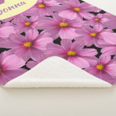 Lila Cosmos-Blume-Design auf schwarzem Hintergrund Sherpadecke (3/4)