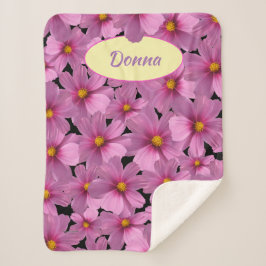Lila Cosmos-Blume-Design auf schwarzem Hintergrund Sherpadecke