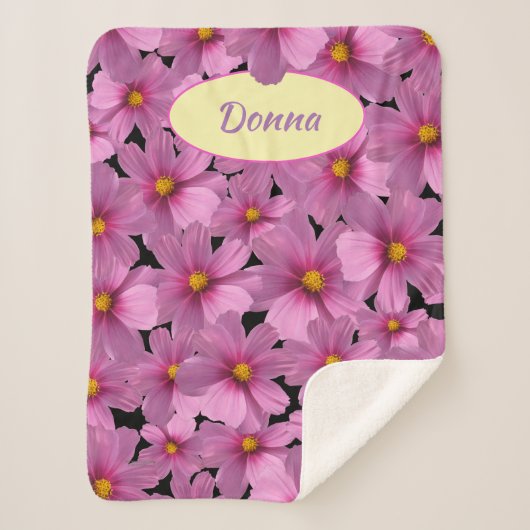 Lila Cosmos-Blume-Design auf schwarzem Hintergrund Sherpadecke (Vorderseite)