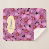 Lila Cosmos-Blume-Design auf schwarzem Hintergrund Sherpadecke (Vorderseite (Horizontal))