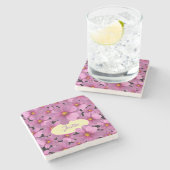 Lila Cosmos-Blume-Design auf schwarzem Hintergrund Steinuntersetzer (Seitenansicht)