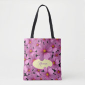 Lila Cosmos-Blume-Design auf schwarzem Hintergrund Tasche (Vorderseite)