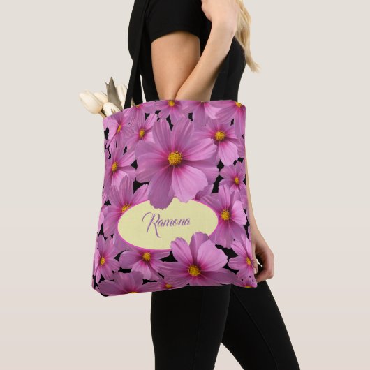 Lila Cosmos-Blume-Design auf schwarzem Hintergrund Tasche (Von Nahem)