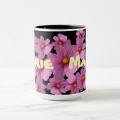 Lila Cosmos-Blume-Design auf schwarzem Hintergrund Tasse (Zentrum)