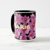Lila Cosmos-Blume-Design auf schwarzem Hintergrund Tasse (Vorderseite Links)