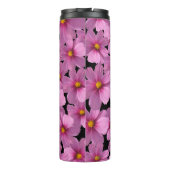Lila Cosmos-Blume-Design auf schwarzem Hintergrund Thermosbecher (Rückseite)