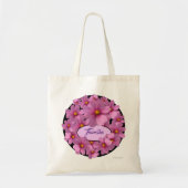 Lila Cosmos-Blume-Design auf schwarzem Hintergrund Tragetasche (Vorne)