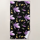 Lila Crocus auf Black Beach Towel Strandtuch (Vorderseite)