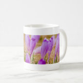 Lila Crocus-Blume im Gras Kaffeetasse (VorderseiteRechts)