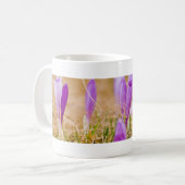 Lila Crocus-Blume im Gras Kaffeetasse (Vorderseite Links)