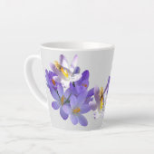 Lila Crocuses mit Bee Light Gray Latte Tasse (Linke Ecke)